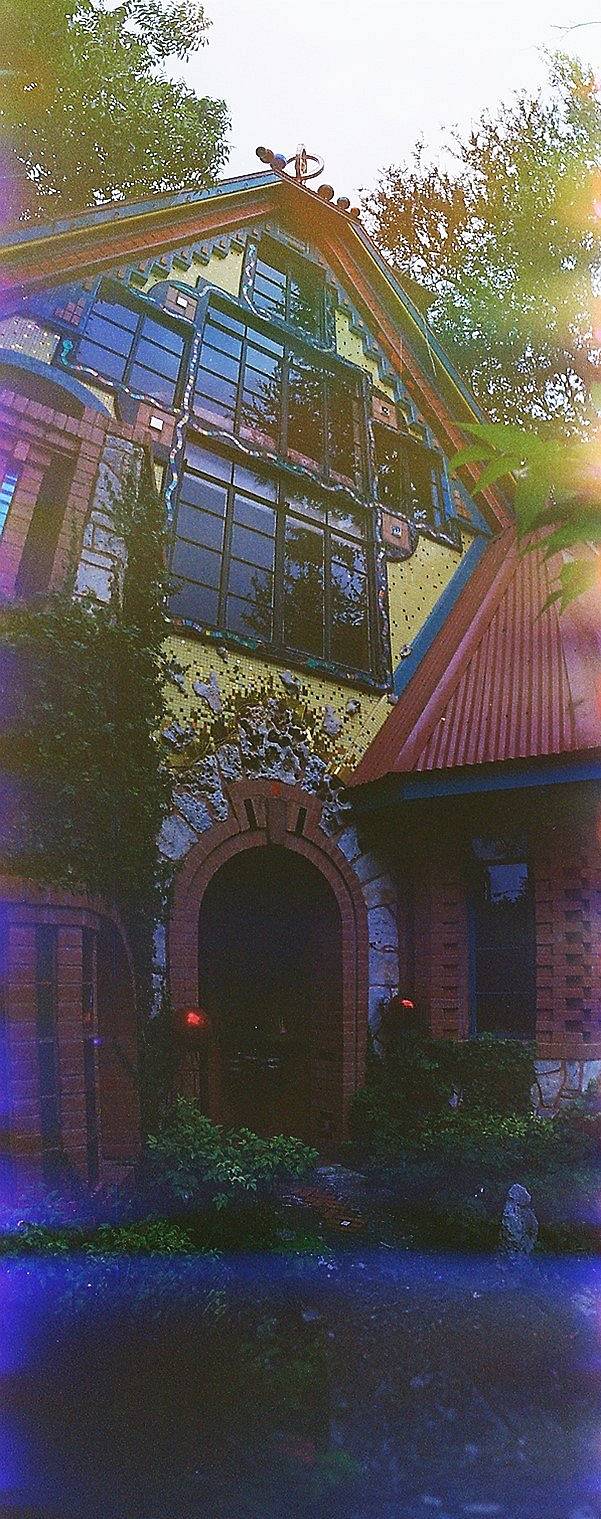 由艺术家 James Talbot 创作的 Casa Neverlandia ，设计充满奇思妙想，它本身也是一件不断演变的艺术作品。内部有消防滑杆、章鱼造型的浴缸和一座瞭望塔。这里有太多有趣的设计细节值得用相机去探索，带上你的 Lomo’Instant Automat 自动拍立得相机 ，用拍立得把这些创意瞬间留存下来。 (Photo by sylvatica )