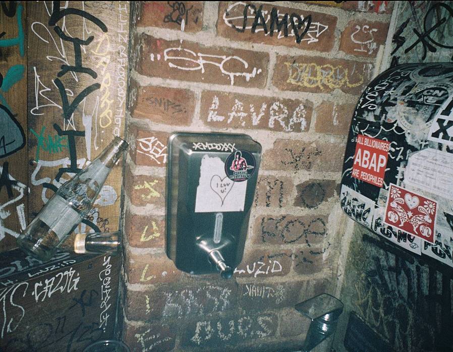 Credits: Chloe Fuller and Sydney Watts | 使用 Simple Use 拍拍乐半格畅拍胶片相机 搭配 Lomography Color Negative 800 135 彩色负片胶卷 拍摄