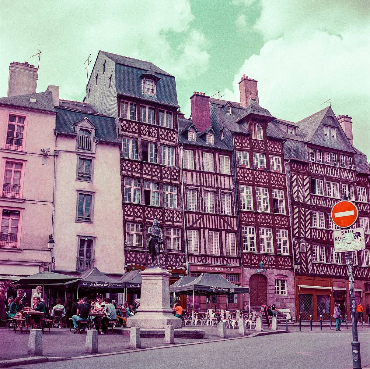 雷恩的中世纪心脏—— Vieux Rennes 是一个由鹅卵石小巷和木筋房组成的迷人迷宫，几百年来的城市生活都在这里上演过。它像童话里的布景，很适合拍出那种穿越时光的氛围。试试用 Lomography B&amp;W ISO 100 Potsdam Kino 波茨坦电影黑白胶卷，在这片经典的城市风景里，拍出一种安静又带点诗意的味道。（Photo by apollozdy ）