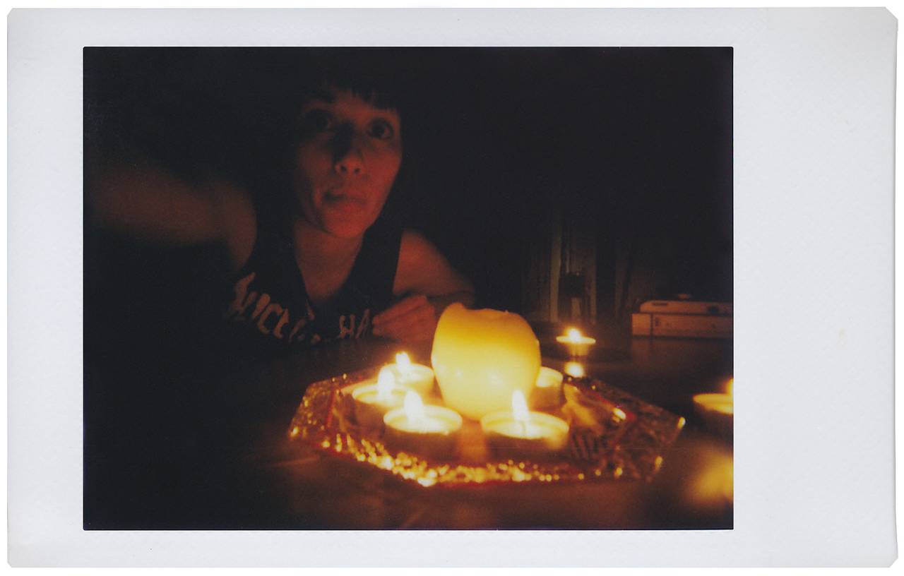 光圈的初始设定是 f/16 － Lomo'Instant 相机配备最大 f/8 的光圈，助你拍出比较明亮的照片。