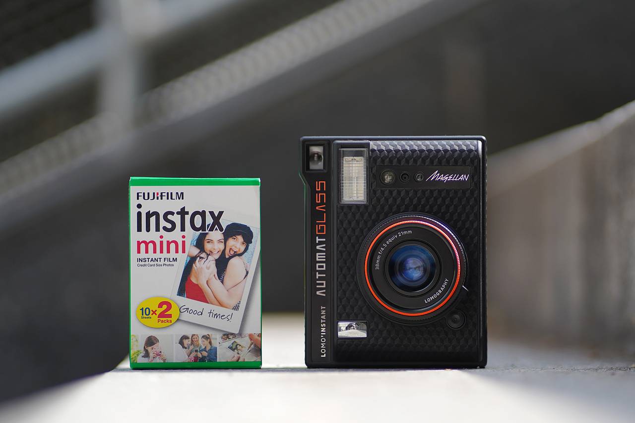 Fujifilm Instax Mini 相纸 － 使用市面上最常见的拍立得相纸。