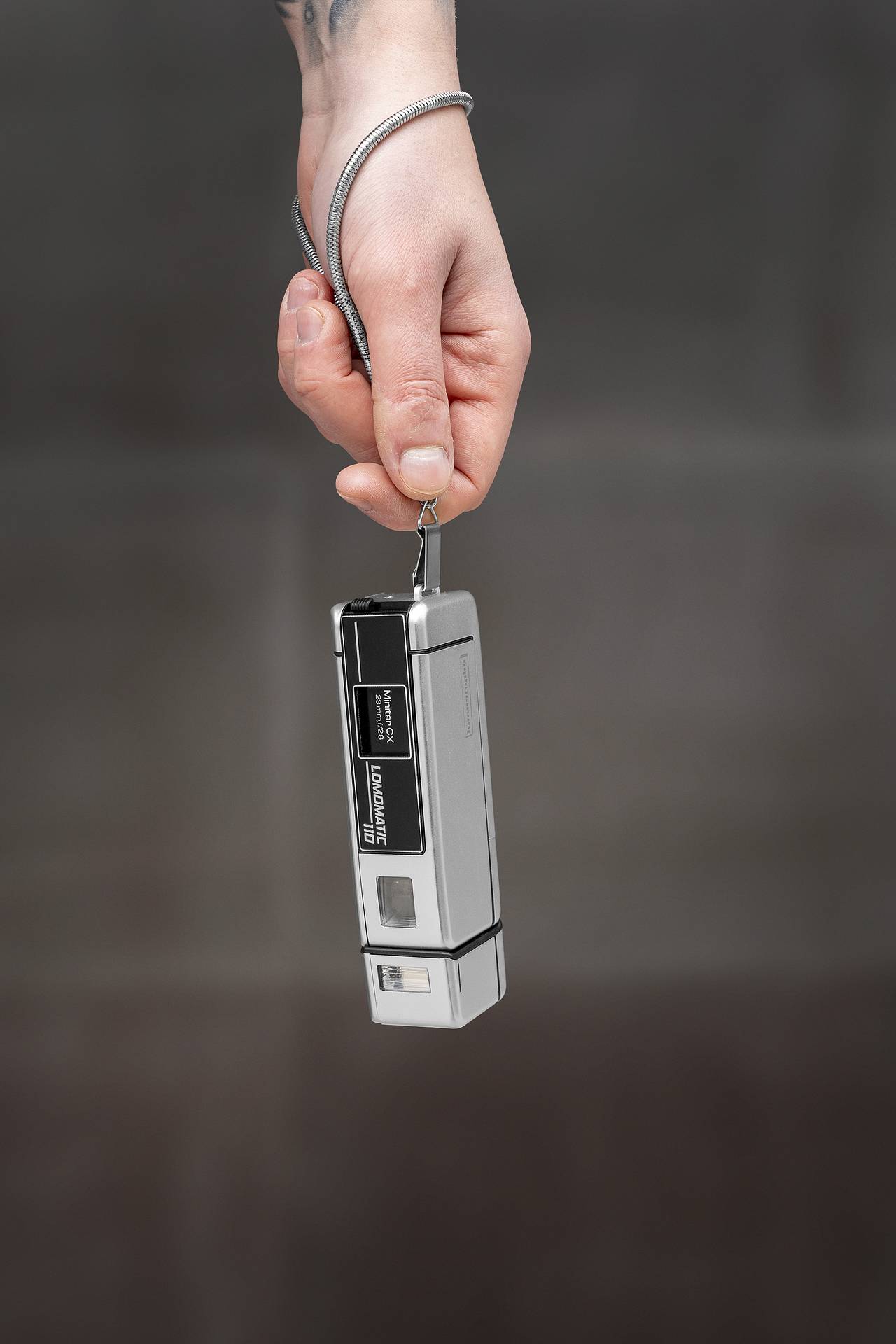 カメラを守る 金属製のストラップ が付属します。