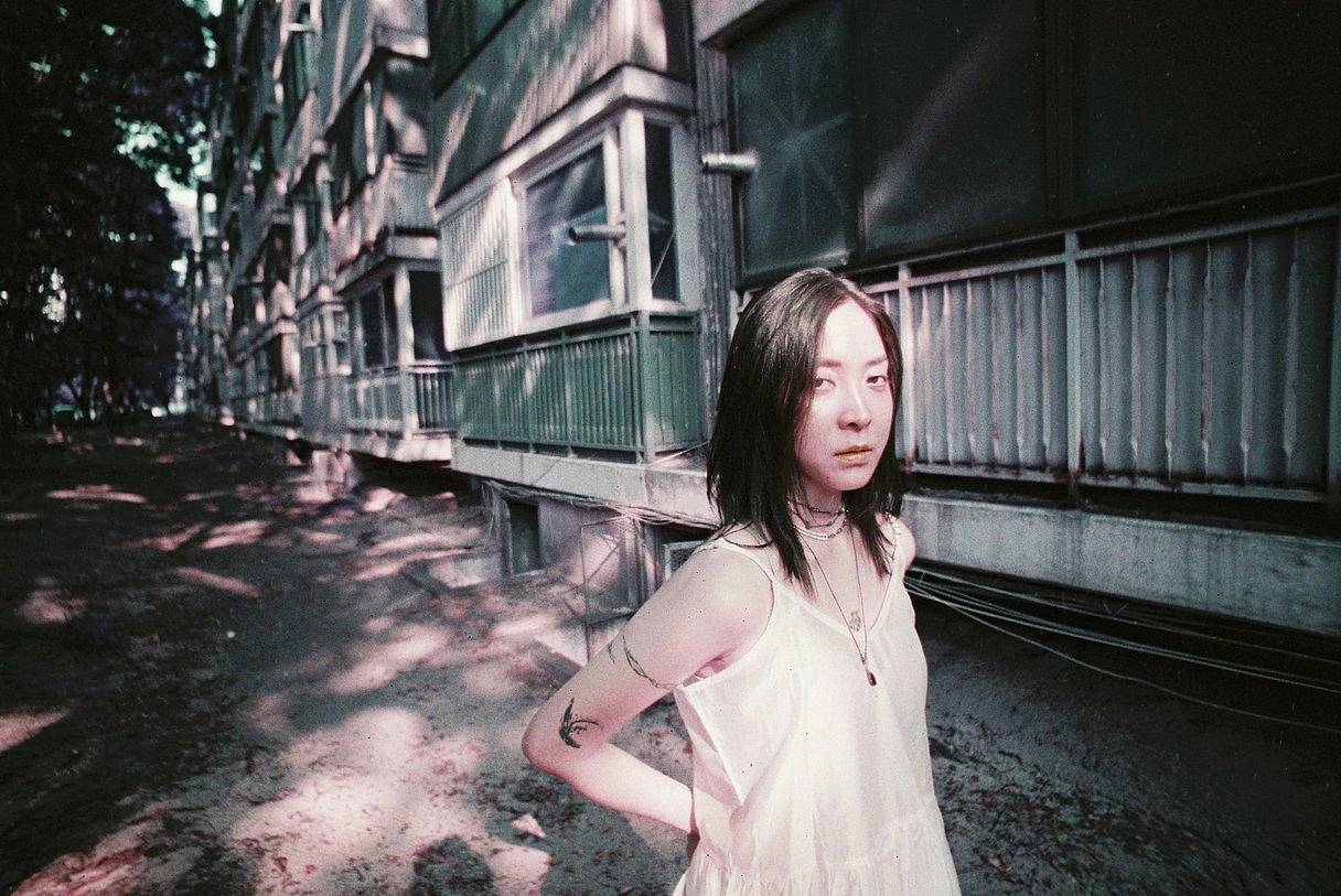© Jiun | Lomo LC-Wide 广角胶片相机 | LomoChrome Purple ISO 100–400 135 紫调负片－ Pétillant 汽泡特別版 | Model: Hae-ro Kang