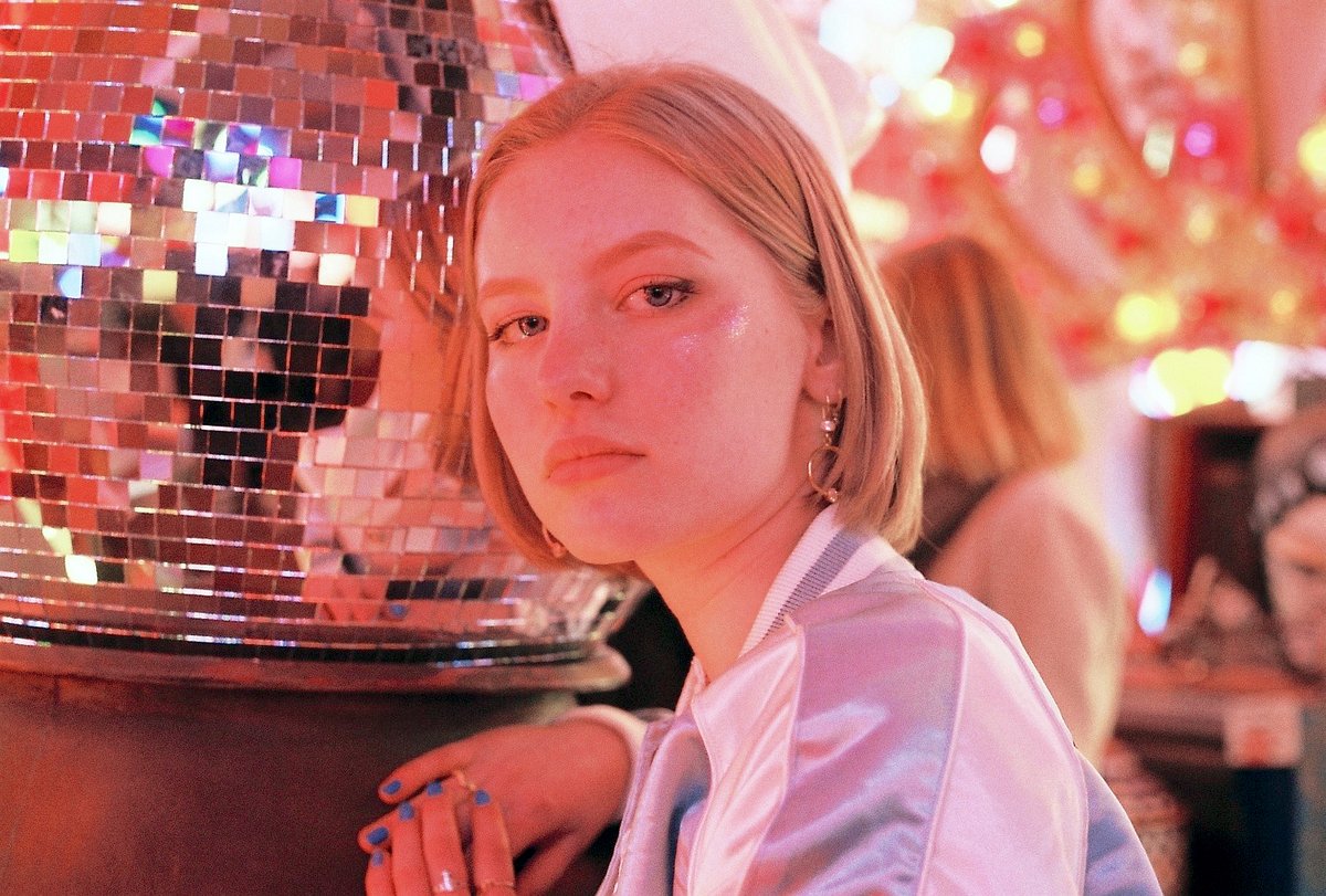 【希少品】She's not me / CHLOE SHEPPARD A Pastel Perspective by Chloe Sheppard · Lomography