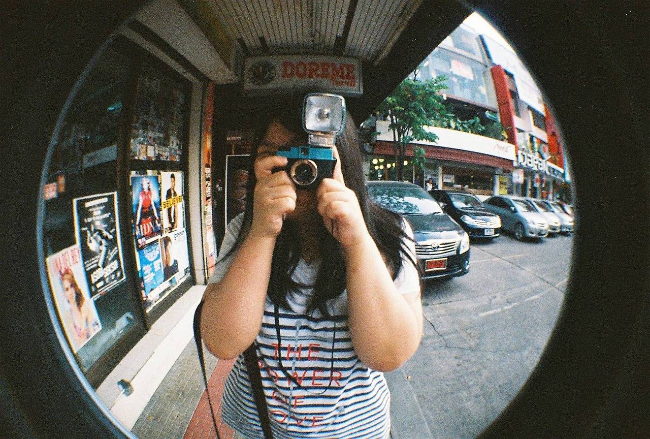 GenZ 一定会爱上 暹罗 商圈！这里是品尝美食、娱乐和创意好物的终极聚集地。你可以在这里淘到酷炫的创意商品，购买和冲洗胶卷，在开放空间说不定还能碰到跳舞或唱歌的当地人们。要想和这片区域的氛围完美契合，你绝对需要一台 Diana 戴安娜 Mini 胶片相机或 Diana 戴安娜 Baby 胶片相机 。它们不仅方便携带，可以快速抓拍街头瞬间，还可以挂在包包上当钥匙扣，或者别在裤子上当作时尚配饰。一定会有人问你这小玩意儿是从哪儿淘来的！（Photo by alltimebee ）
