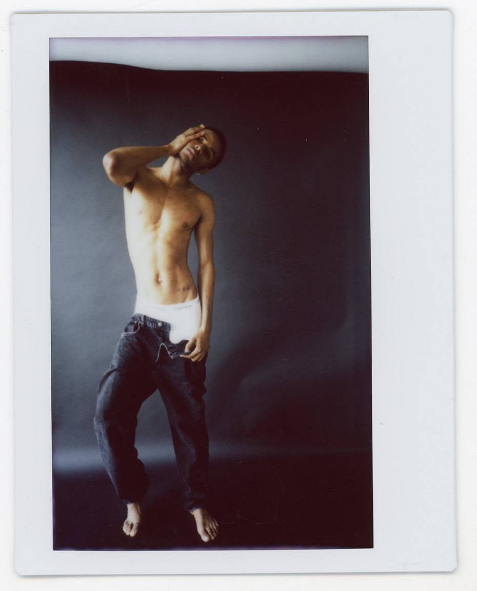 由 Mathilde Levistre 使用 Lomo'Instant Wide Glass 宽幅玻璃镜头拍立得相机拍摄；模特：Ikenna Njoku、Ethan Billups 和 Wanya Johnson