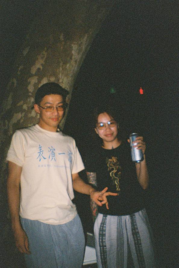第一张 © 王圣熠， 使用Lomography Redscale XR ISO 50-200 135 红调负片胶卷 ； © 骆骏骐，使用 La Sardina 沙丁鱼胶片相机连闪光灯－白色 DIY 版 拍摄（2-3 张搭配 Fritz the Blitz 闪光灯红色滤镜）