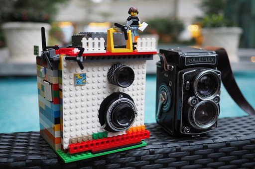 用 Lego 積木砌出的拍立得相機！