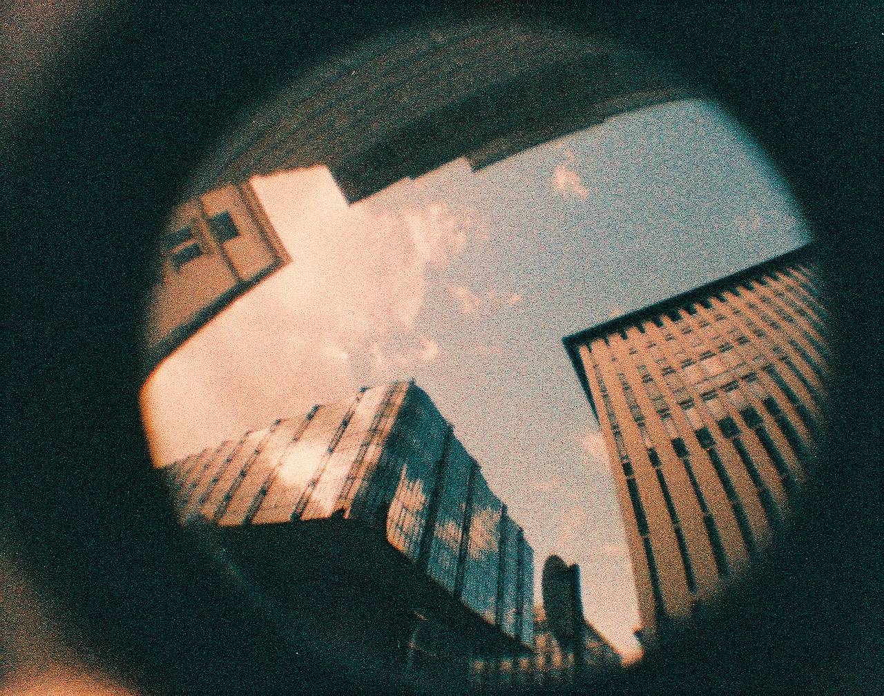Scatta dal bacino in giù con la Fisheye Baby 110 e sperimenta con tante angolazioni diverse e inaspettate per ottenere scatti divertenti.