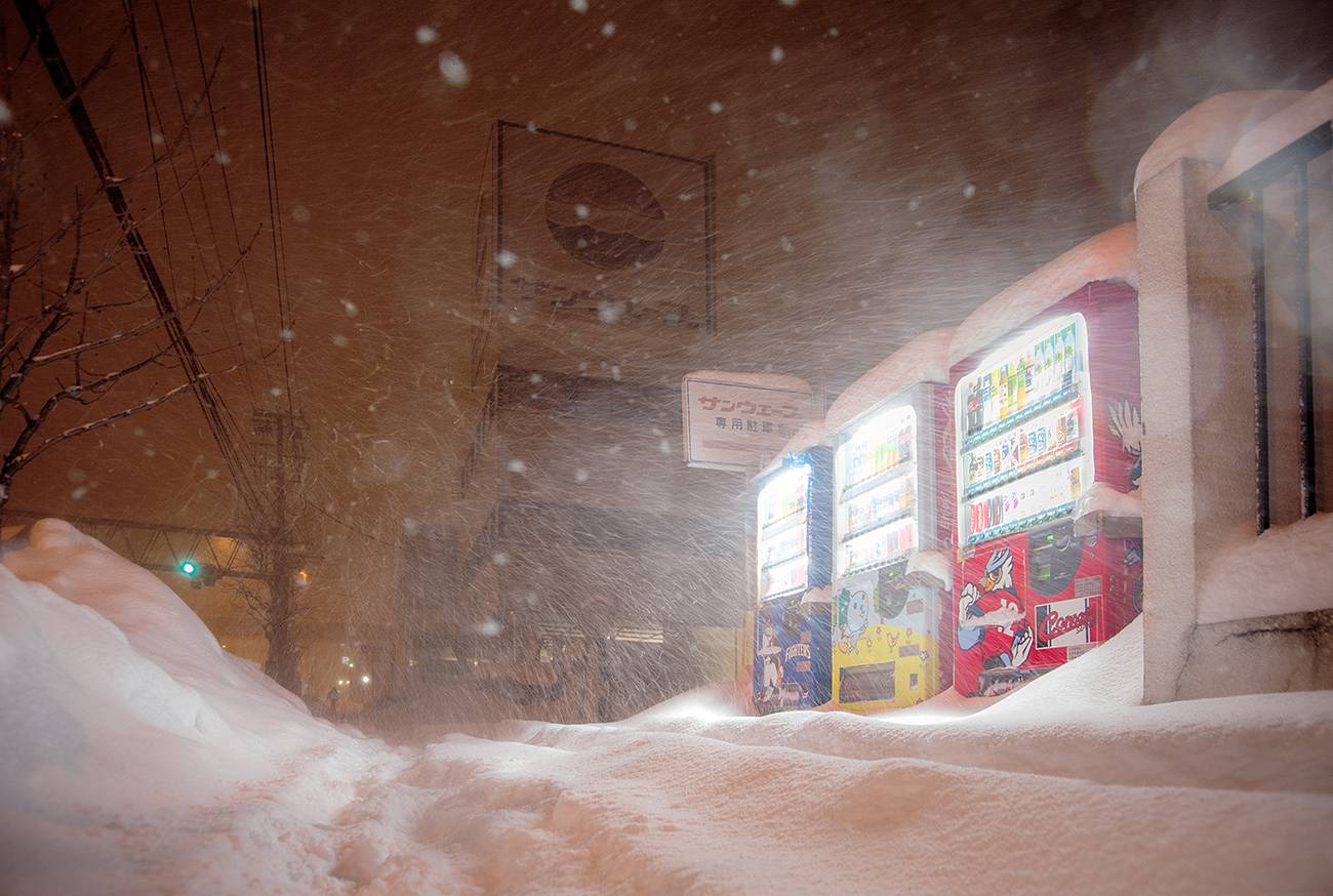 自動販売機のある風景：写真家 大橋英児 · Lomography