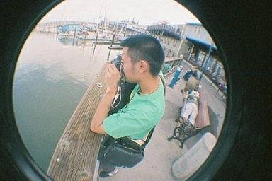 39 号码头 是旧金山品尝海鲜的绝佳去处之一。走向港口，说不定还能邂逅一两只海狮！这片滨水区域很适合用 Fisheye No.2 135 第二代鱼眼胶片相机 拍摄，能捕捉到有趣的鱼眼画面。这里还有现场音乐表演和趣味纪念品店，让你的胶片照片充满活力。(Photo by notolomo)