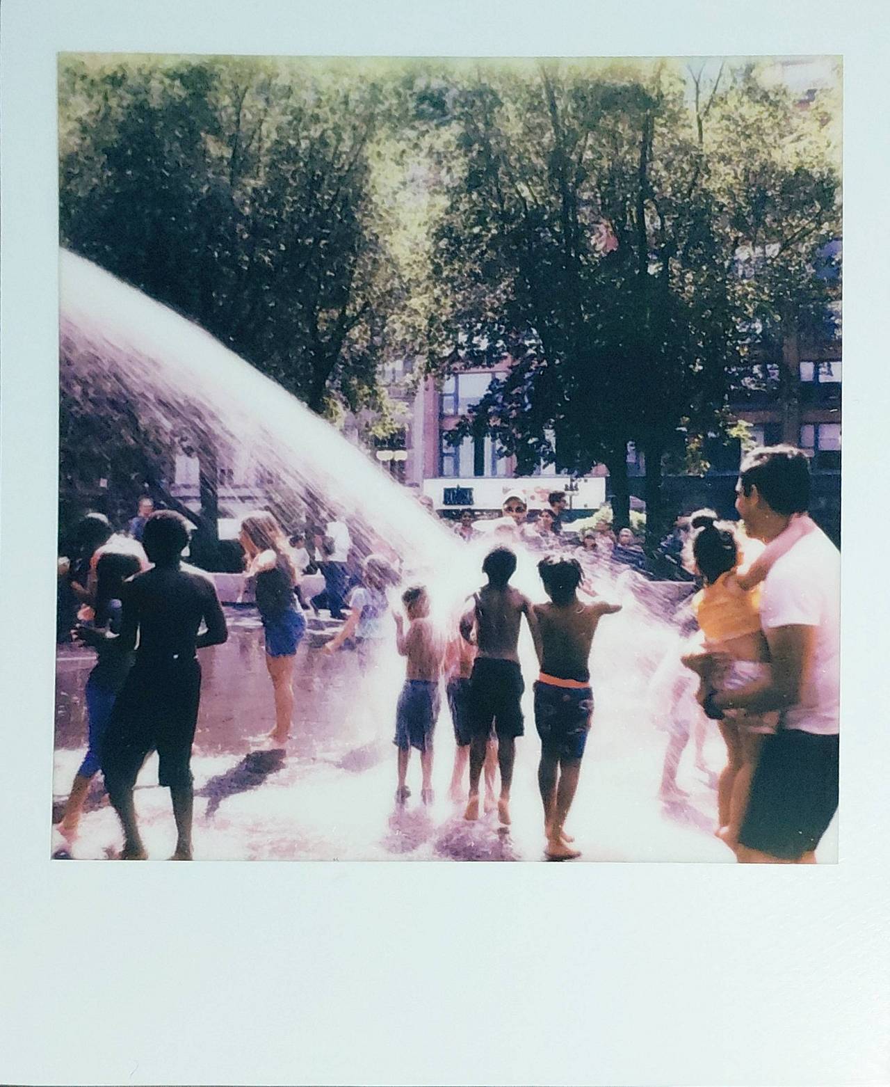 千禧公园（Millennium Park） 千禧公园靠近芝加哥市中心，夏天是很多芝加哥人喜欢去的地方。皇冠喷泉（Crown Fountain）是个很适合尝试胶片拍摄的地方，不妨带上一台 Lomo’Instant 自动拍立得相机 ，把身边那些不同面孔和纯粹欢乐的瞬间，做成一册属于你的拼贴记录。(Photo by waggrad00)