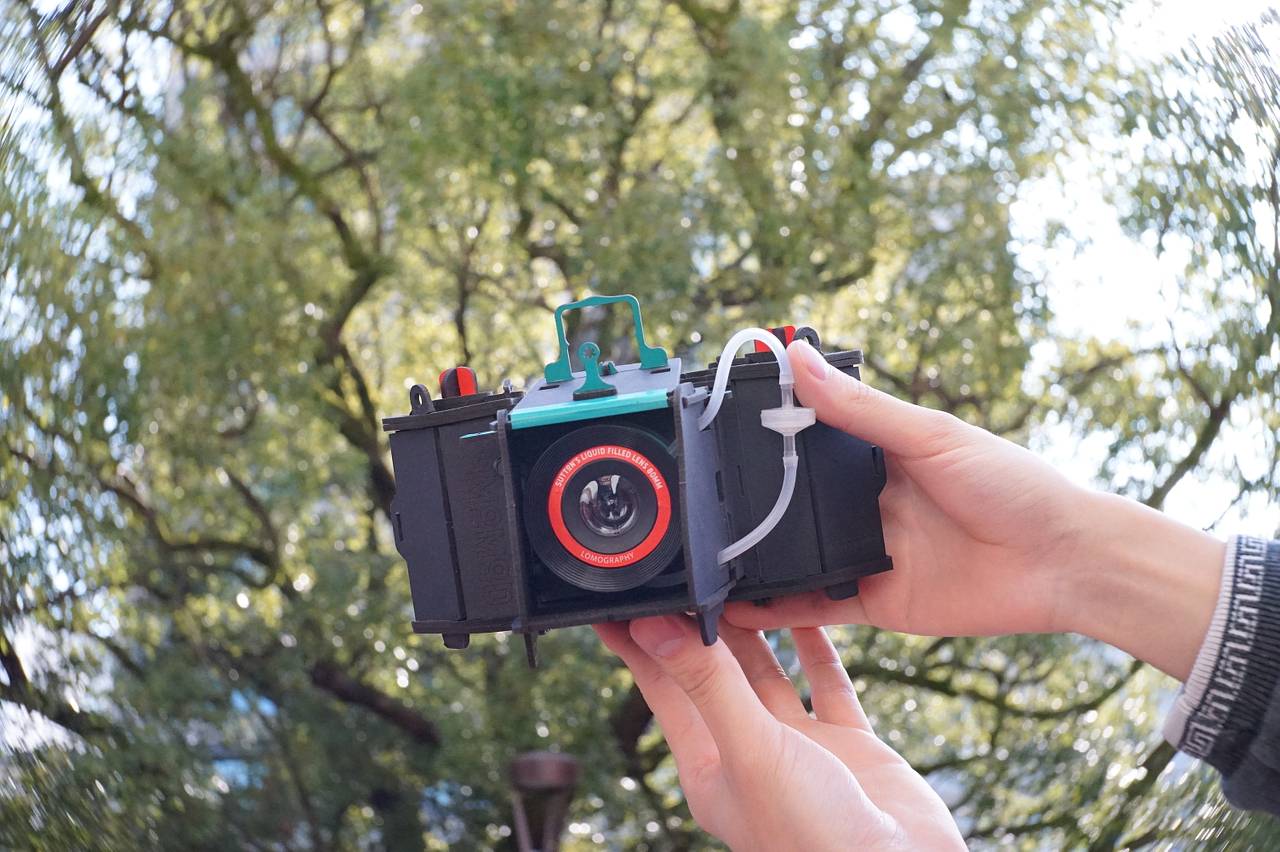 纸板以循环再造物料制造 － 以环保物料组装相机。