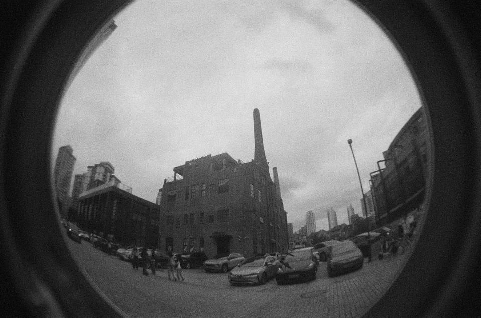 由 Doris 使用Fisheye No.2 135 和Lomography B&amp;W ISO 400 Berlin Kino 135 柏林黑白胶卷 拍摄