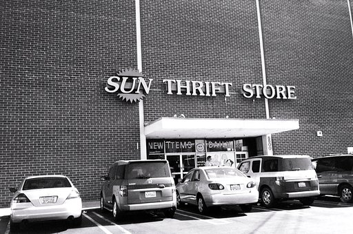 Sun Store Thrift: Probabilmente il negozio dell'usato più grande del mondo!