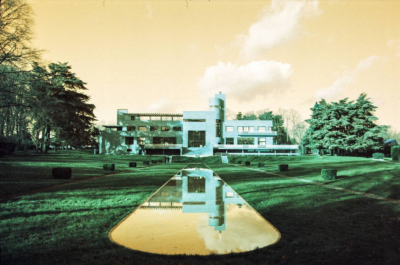 Villa Cavrois 是里尔郊区的现代主义梦想之作。这座由 Robert Mallet-Stevens 设计的 1930 年代建筑，堪称线条、对称与自然光运用的典范。从灰黄色砖块到镜面走廊，每一个角落都极具构图美感。(Photo by EMGK )
