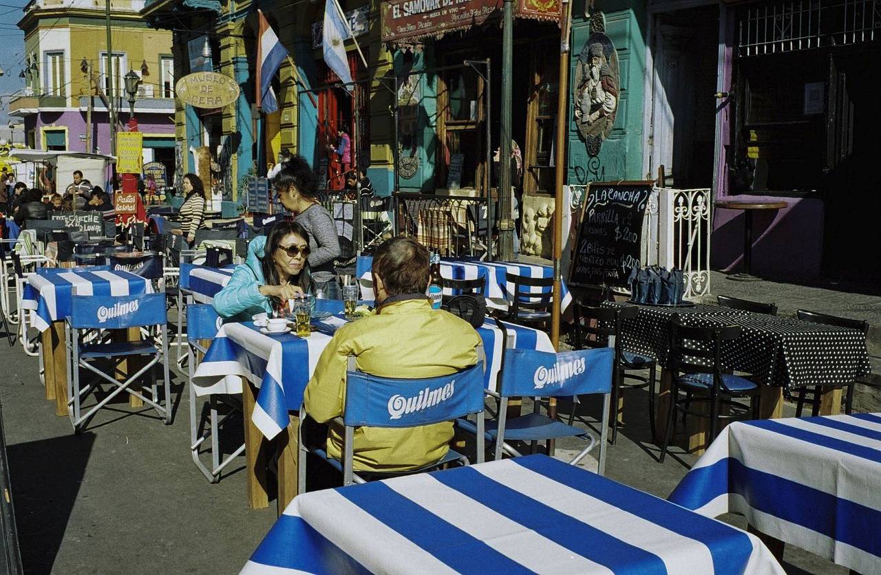 博卡区（La Boca）  是这座城市最具活力和色彩的区域之一。它紧邻 圣太摩区（San Telmo） ，常被称为探戈之都。最著名的地点是 Caminito——一条迷人的步道，很适合闲逛和观察来往人群。记得选一款强调饱和度的胶卷，把这里迸发的色彩拍下来。这里非常适合白天拍摄，用 Lomography Color Negative ISO 400 135 彩色负片胶卷 能让建筑立面格外抢眼。在那里的时候，也不妨去逛逛 Usina del Arte、Galería Sendros 和 Fundación PROA 等空间。(Photo by carlos_rc )