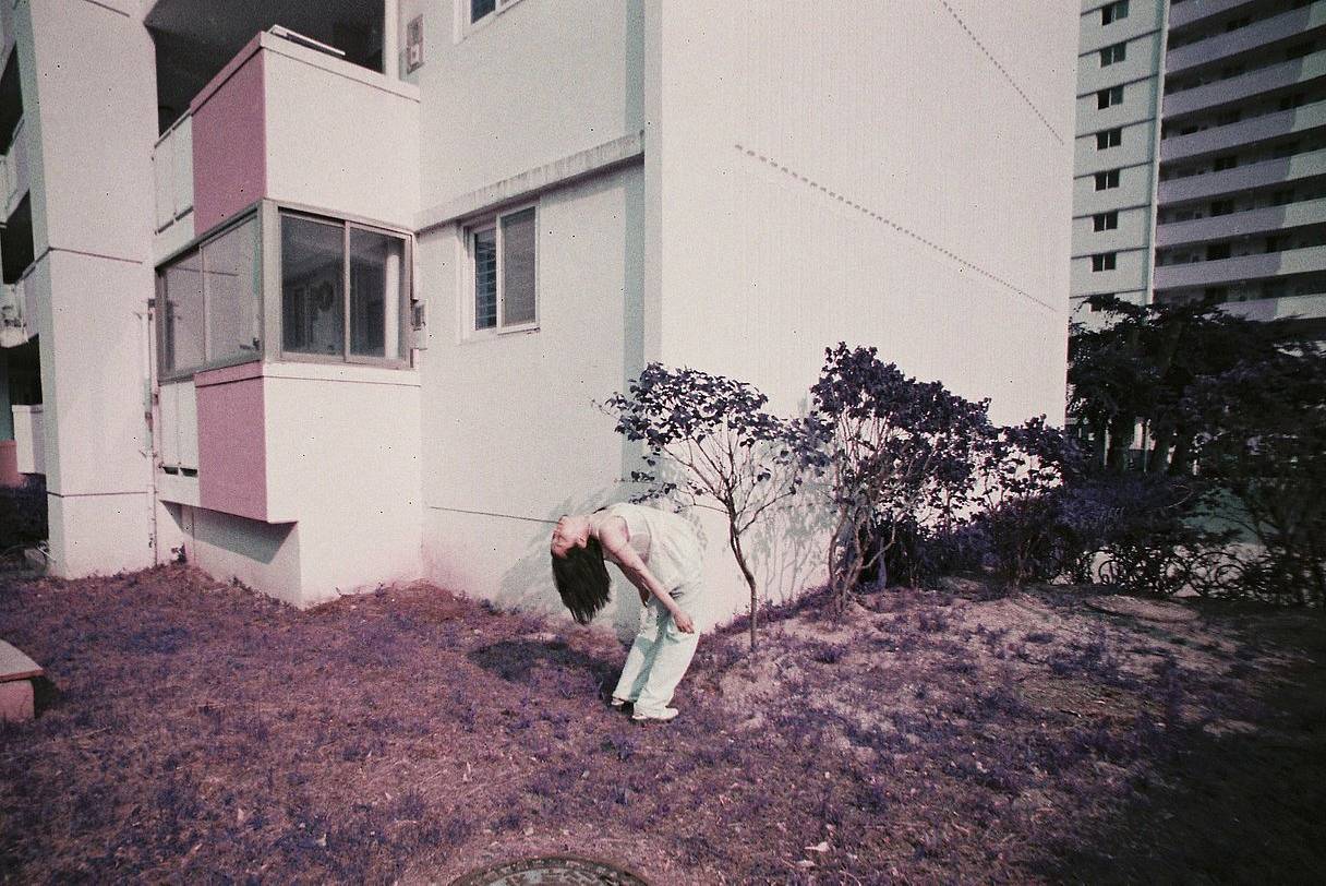 © Jiun | Lomo LC-Wide 广角胶片相机 | LomoChrome Purple ISO 100–400 135 紫调负片－ Pétillant 汽泡特別版 | Model: Hae-ro Kang