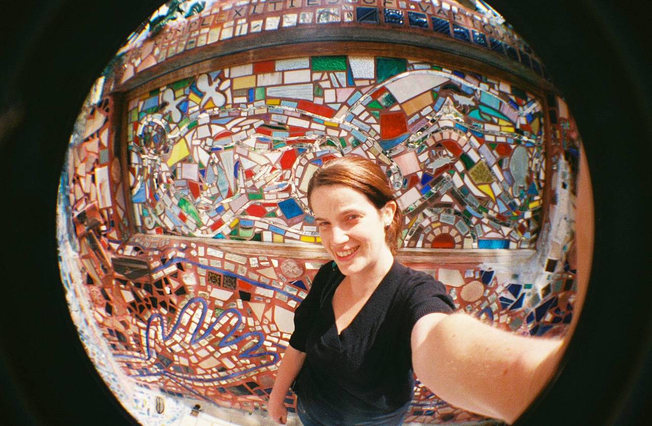 费城魔幻花园（Philadelphia’s Magic Gardens） 由马赛克艺术家 Isaiah Zagar 创作，包含室内与室外空间。这些马赛克作品灵感源于 Zagar 的人生故事，营造出一种鲜活而沉浸的体验。色彩极其丰富，非常适合用 Fisheye No.2 135 第二代鱼眼胶片相机来拍摄，以有趣的视角去捕捉这片装饰空间的独特魅力。 (Photo by soph_dourada )
