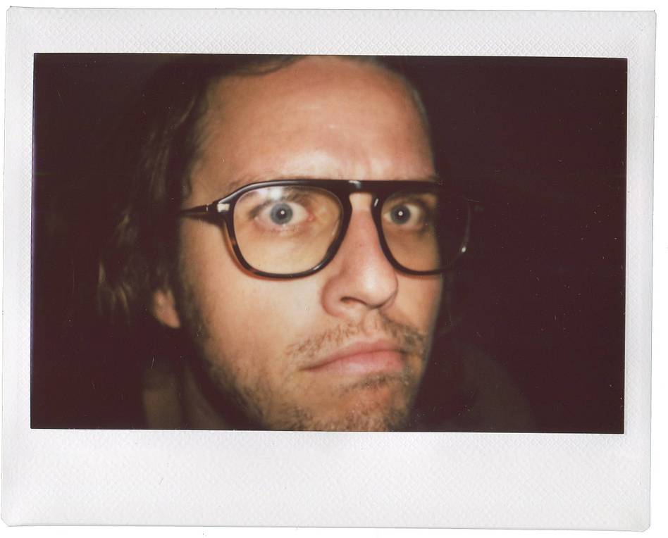 由 Ben Fraternale 使用 Lomo'Instant Wide Glass 的 0.3m 区域对焦功能拍摄，画面中人物：Fern 和 Nick Collingwood
