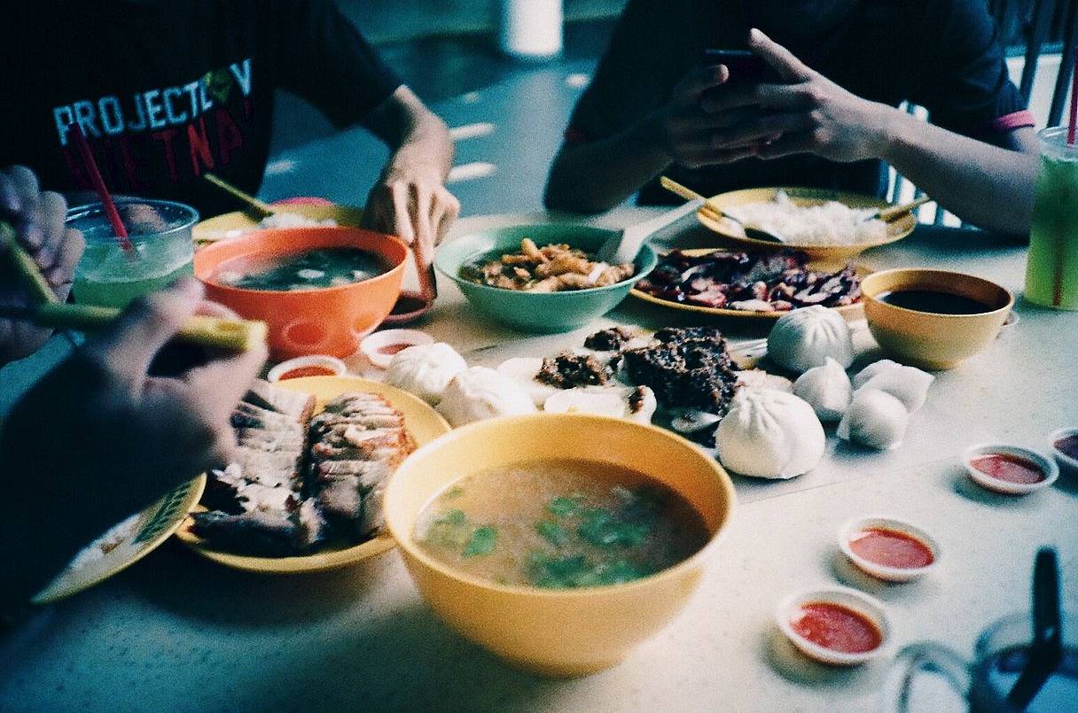 中峇鲁湿巴刹市场 是本地人采购的地方，成捆的蔬菜、鲜艳的花卉和五颜六色的热带水果都在这个传统市场的屋顶下汇聚。这里略显喧闹，却充满人情味。上楼到熟食中心体验经典新加坡风情 —— 试试水粿、咖啡，还有一些当地最地道的美食。