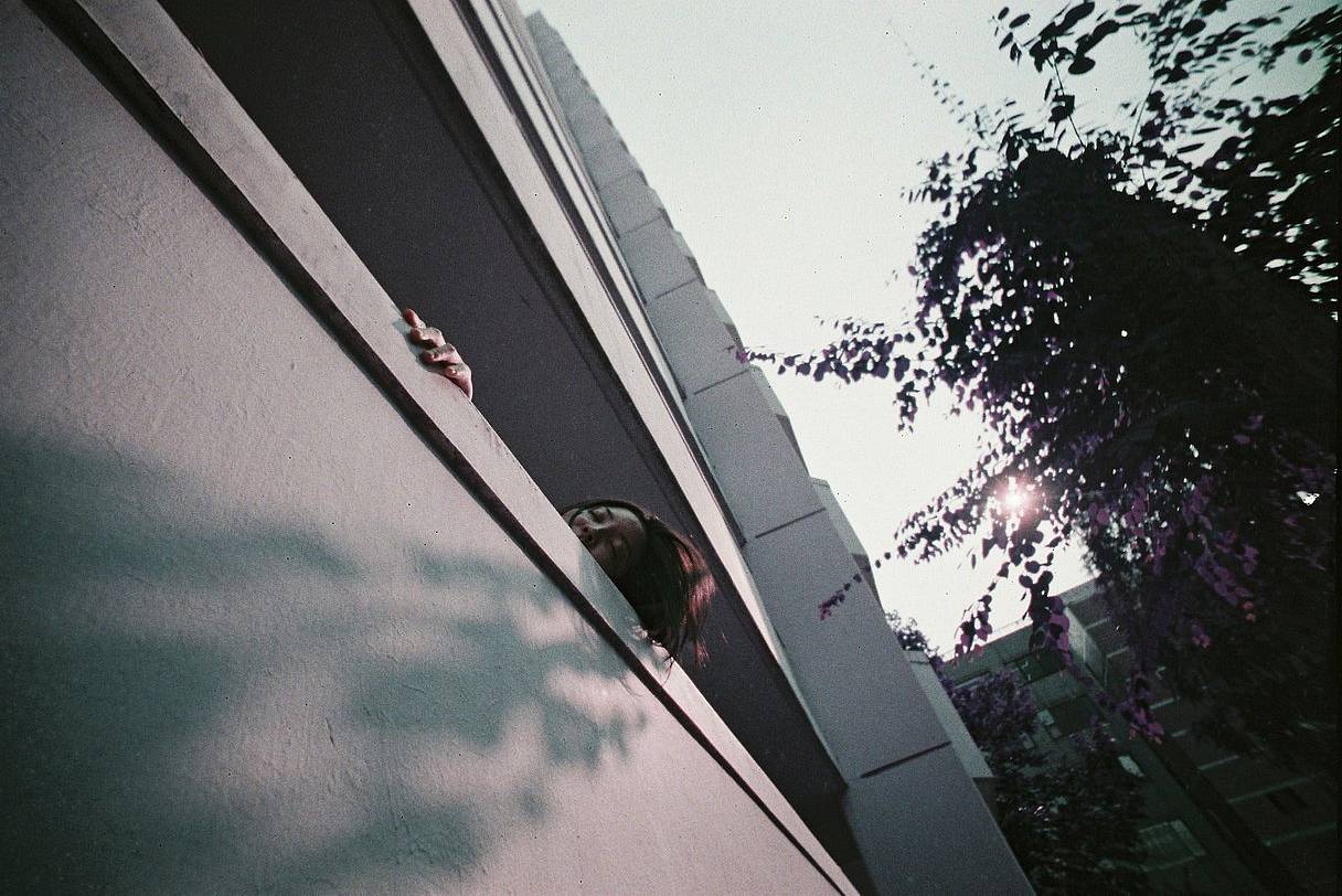 © Jiun | Lomo LC-Wide 广角胶片相机 | LomoChrome Purple ISO 100–400 135 紫调负片－ Pétillant 汽泡特別版 | Model: Hae-ro Kang