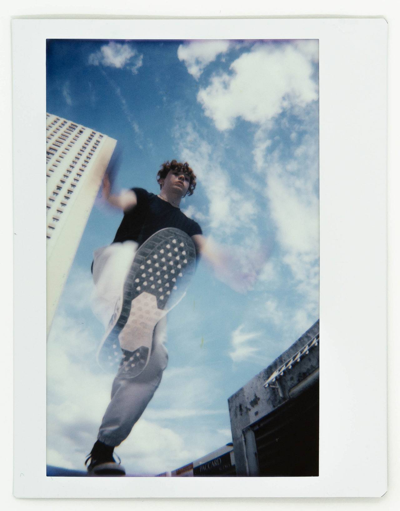 Lomography 提供市实验性的拍立得相机 - 拥有不同的拍摄方式，让你自由地创作。