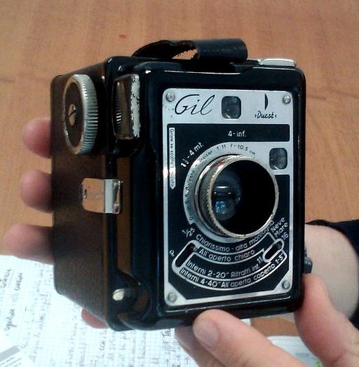 DURST GIL (1938) + Kodak 120 Portra 400 ISO VC scaduto: Eccovi Una Splendida  Settantenne