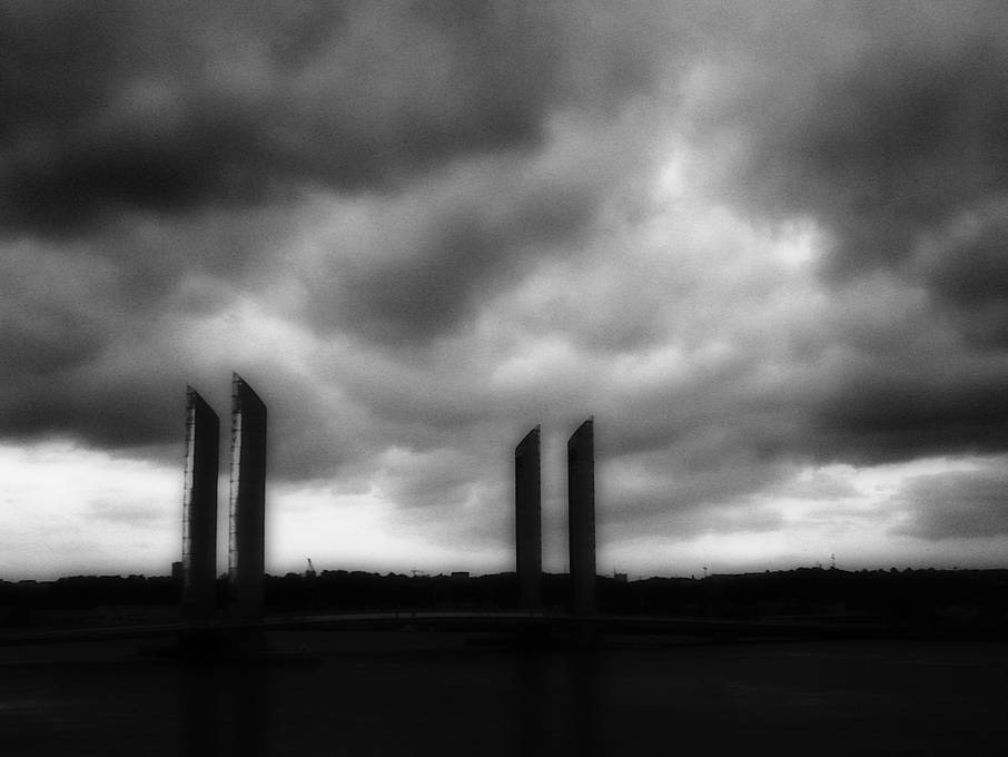 从左上到右下依次为: Bridge of Chaband-Delmas by materielbrouilleur, the newly repurposed Bacalan neighborhood by charlie_cat, the Pont de Pierre connecting the left and right banks of Bordeaux by melissa_zi, the Basilique Saint Michel by robertofiuza