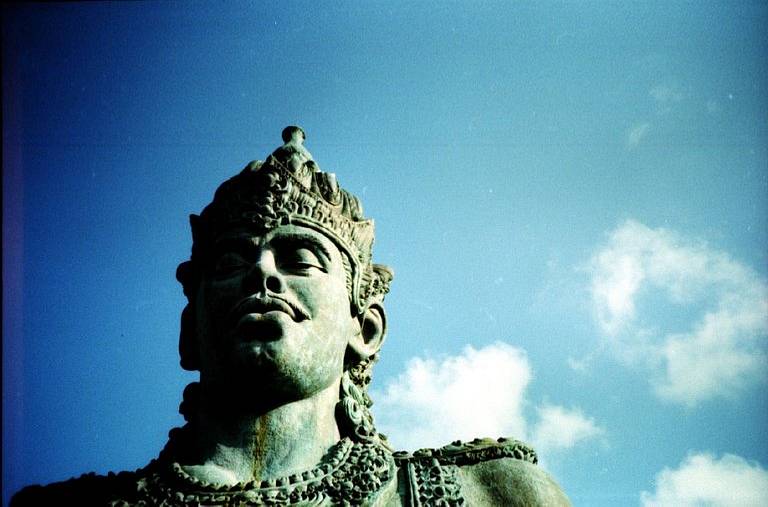 Garuda Wisnu Kencana 文化公园 是一座占地广阔的公园，以巨型印度教雕塑为特色，常有舞蹈表演和音乐会在此举办。带上你的广角相机，如  Lomo LC-Wide 广角胶片相机、LomoApparat 21mm 阿帕赫超广角胶片相机、甚至 Sprocket Rocket 齿孔火箭 135 胶片相机 准没错！这样你就能捕捉到公园的宏伟壮观，尤其是在黄金时段！(Photo by adi_totp)