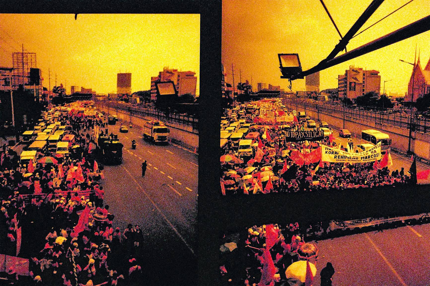 Credits: Gaebriele Gutierrez & Nate Soriano | 使用 Simple Use 拍拍乐半格畅拍胶片相机 搭配 "Lomography Redscale XR ISO 50–200 135 红调负片胶卷“:https://item.jd.com/10120852401414.html 拍摄