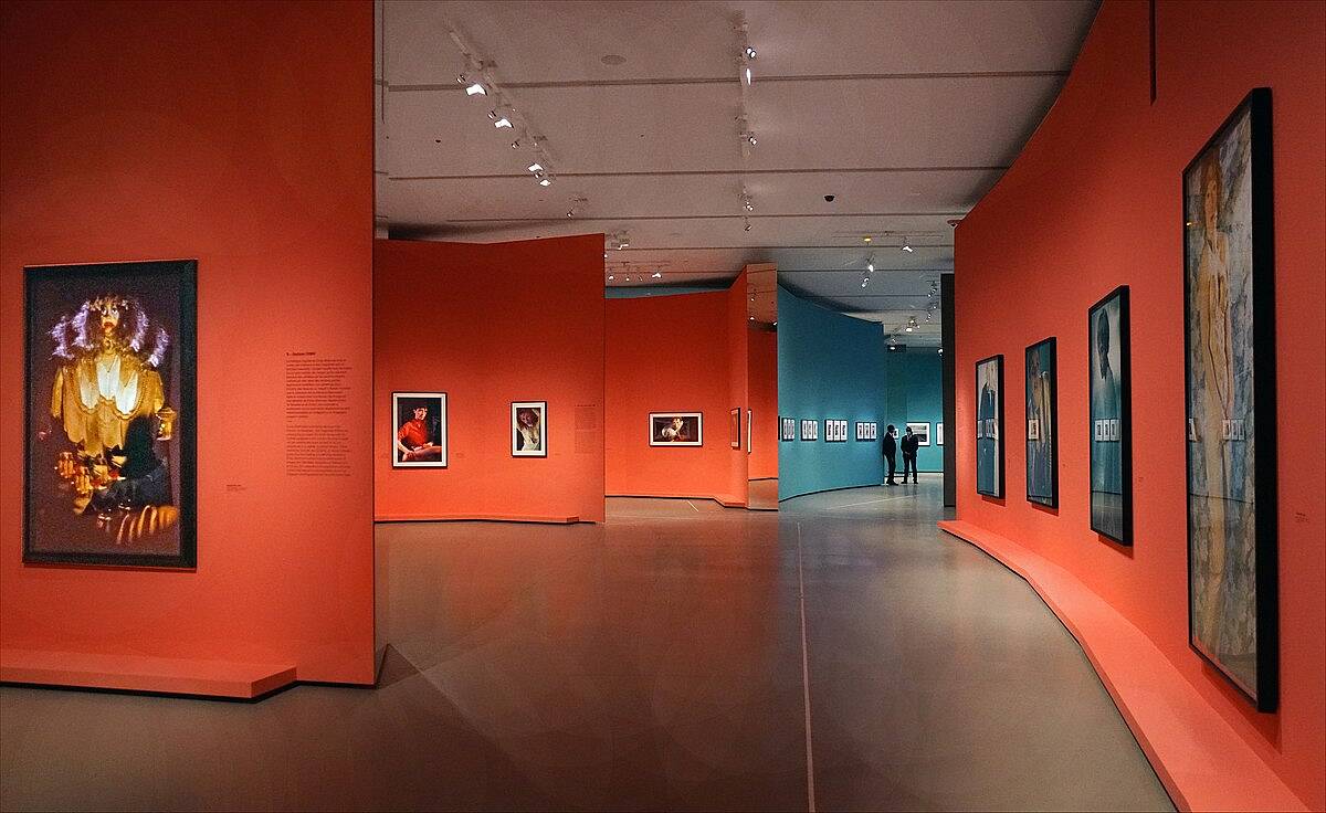 Rétrospective Cindy Sherman à la Fondation Louis Vuitton, Paris 2020 | photo source – wikimedia commons