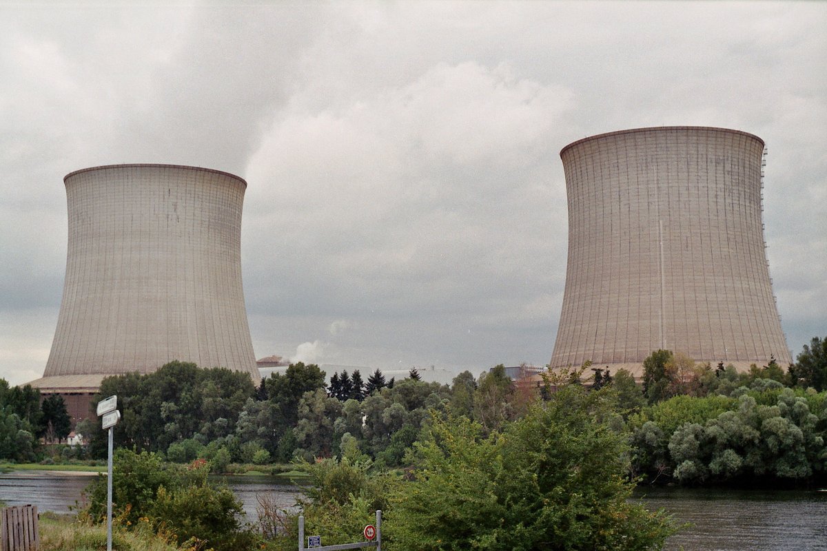 Cooling towers of the Chinon Nuclear Power Plant   Lomography