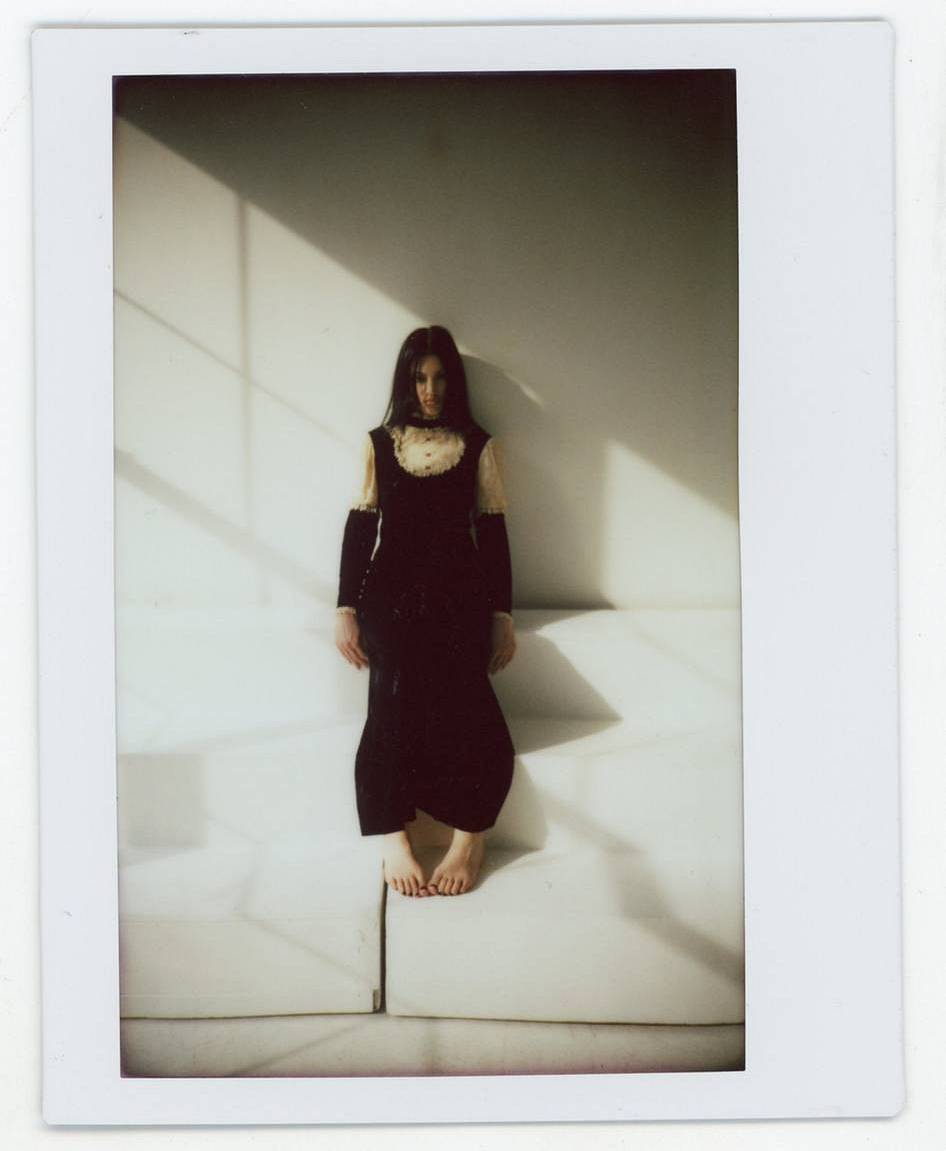 照片由 Mathilde Levistre 使用 Lomo'Instant Wide Glass 宽幅玻璃镜头拍立得相机拍摄；模特：Jenevieve Schlenz