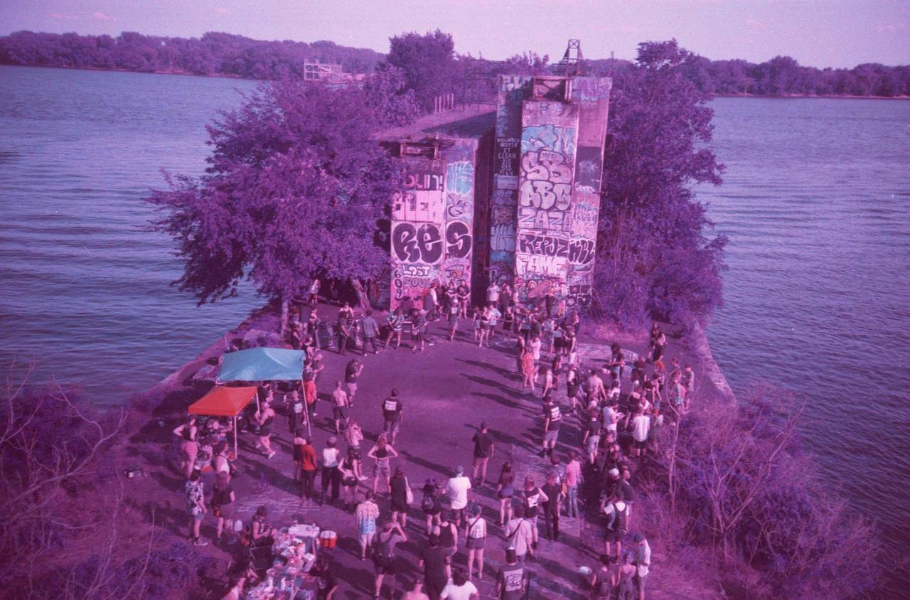 涂鸦码头（Graffiti Pier） 曾是一个煤炭装运码头，如今已成为费城乃至世界各地街头艺术家的安全港湾。层层叠叠的喷漆涂鸦覆盖着整个空间，像一幅不断生长的活画布。说不定，你还能偶遇一位涂鸦传奇人物。这里很适合用 Lomo LC-A Minitar-1 艺术镜头 32mm f/2.8，在独特的背景前尝试拍摄人像。(Photo by crimebird)