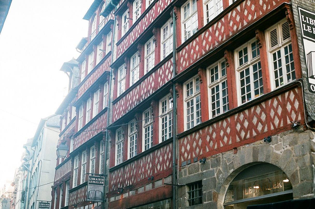 Librairie Le Failler 建于 1925 年，是全市最大的独立书店，从经典名著到当代读物应有尽有。书店紧邻布列塔尼议会，这栋历史建筑本身就很值得一看，传统风格的装潢和书架上超过八万种藏书，会让人眼前一亮。(Photo by yuula )