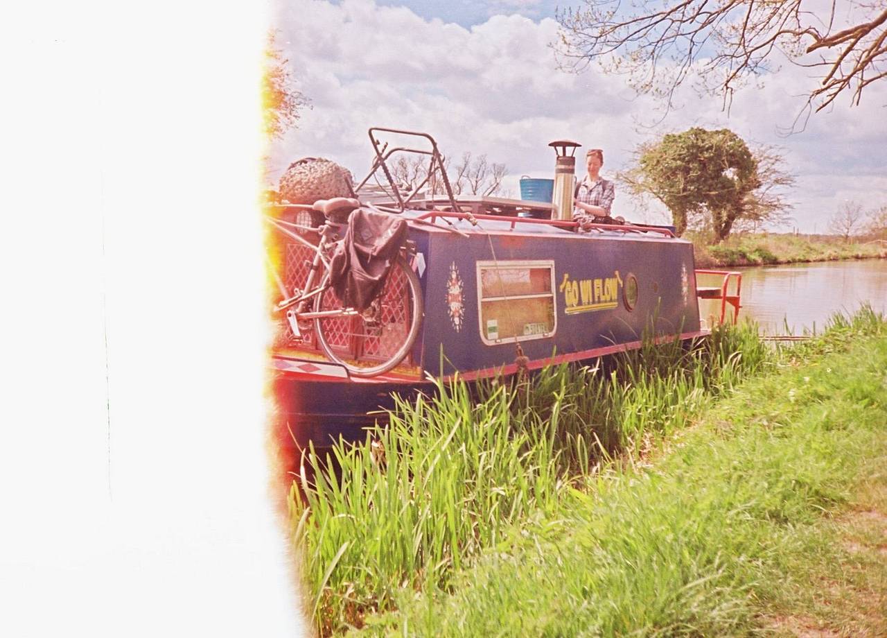 沿着 Kennet and Avon Canal 漫步，你会发现古老的铁桥、布满涂鸦的隧道、色彩斑斓的窄船（Narrowboats）以及迷人的水岸倒影。如果你更喜欢充满活力的探险，可以乘船游览，或者租一艘独木舟、划艇或桨板。若是走得足够远，你还会邂逅位于 Dundas 和 Avoncliff 那壮丽的渡槽（Aqueducts）。Photo by merylsheep