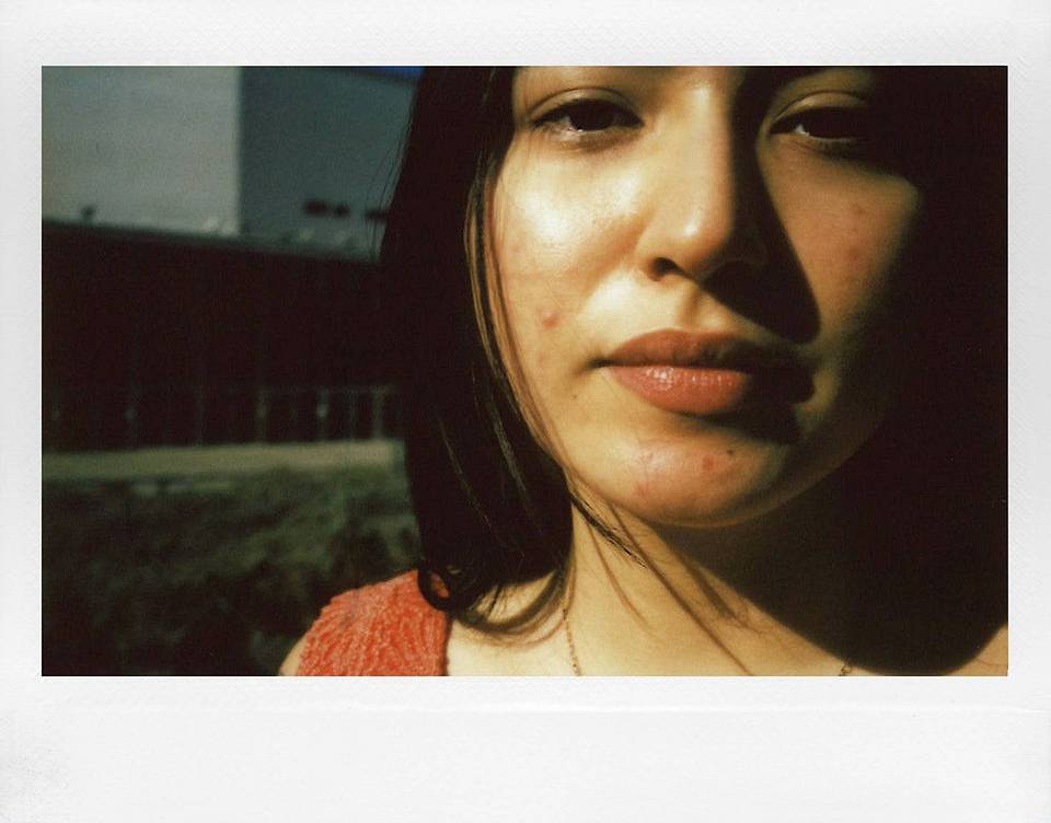 Left: Lomo'Instant Wide 宽幅拍立得相机 (使用近摄镜) | Right: Lomo'Instant Wide Glass 宽幅玻璃镜头拍立得相机 (0.3 米区域对焦)