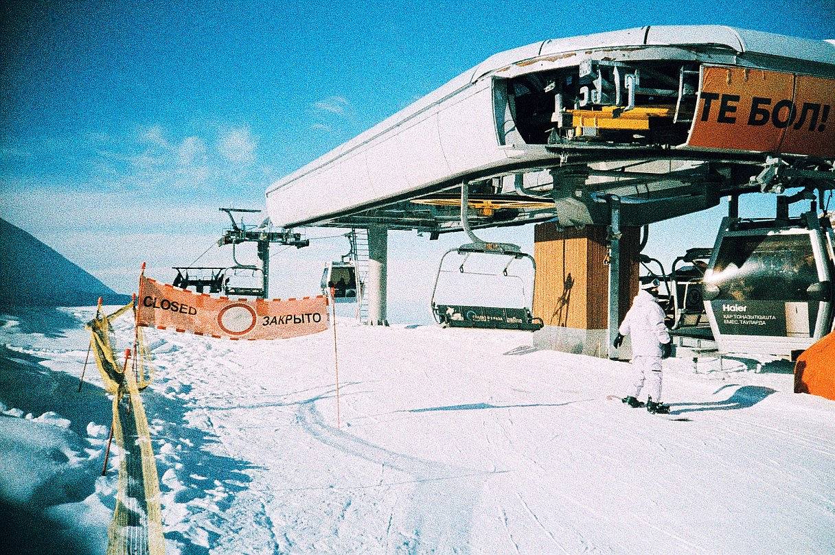 Shymbulak 或许是阿拉木图首选的滑雪胜地，但说实话，即便不在雪道上，风景也同样摄人心魄。无论是乘坐缆车登高、徒步山间小径，还是只是坐下来喝杯咖啡，看云海漫过山谷，这里的每一帧都像明信片般完美上镜。它就是那种你几乎不用费力寻找角度的地方——你的相机自然会替你完成工作。若想得到更出人意料、如梦似幻的效果，不妨尝试用 LomoChrome 系列胶片拍摄，比如紫调、绿松石或大都会款。（Photo by gleby ）