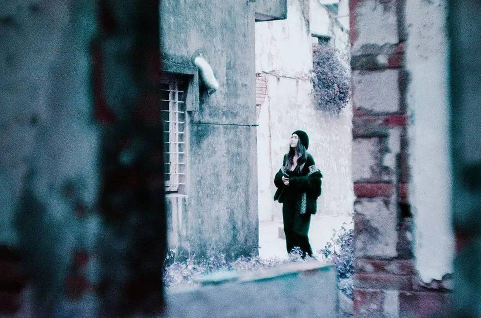 ©Shawnlin | 镜头：Petzval 匹兹伐 80.5 艺术镜头｜胶卷：LomoChrome Purple 紫调胶卷