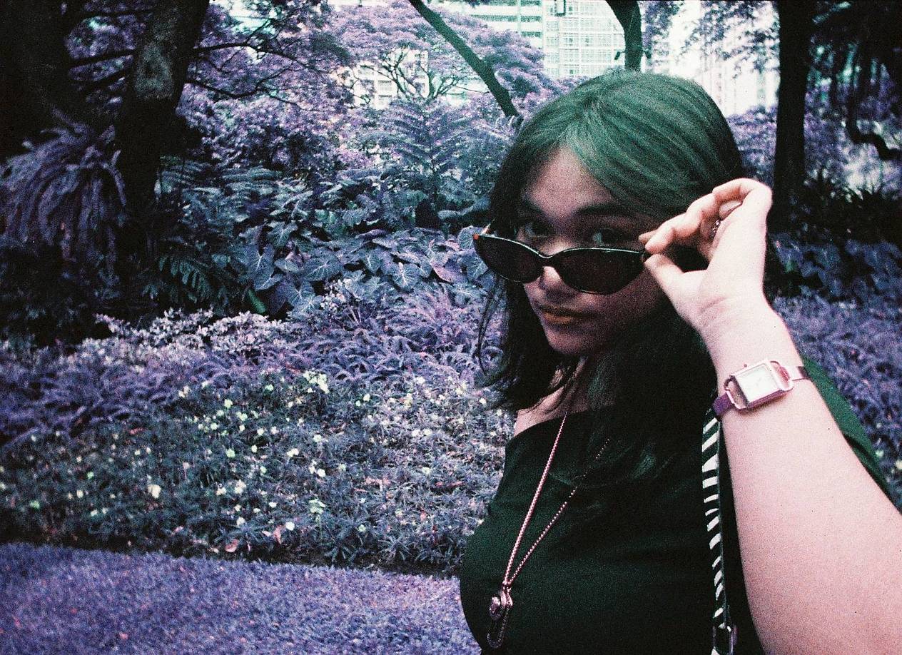 Credits：Elisa Parrino、Nate Soriano、Werapat Nenbumbroong｜使用 Simple Use 拍拍乐半格畅拍胶片相机 搭配 LomoChrome Classicolor ISO 200 135 经典版彩色负片胶卷 、Lomography Redscale XR ISO 50–200 135 红调负片胶卷 、LomoChrome Purple ISO 100–400 135 紫调负片 Pétillant 汽泡特別版 、 LomoChrome Metropolis ISO 100–400 135 大都会胶卷 与 Lomography B&W Lady Grey ISO 400 135 黑白胶卷 拍摄