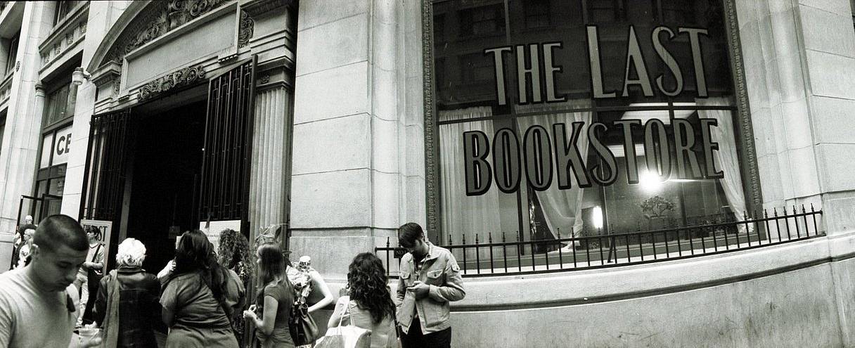 最后一家书店 (The Last Bookstore) 大概是书虫和黑胶爱好者可以在 LA 找到的最酷的地方之一了吧！这家传奇书店收藏超过 50 万册图书，曾多次出现在影视作品中。在淘一本胶片摄影技巧书籍的同时，别忘了打卡书店标志性的书墙隧道和悬浮书架。（Photo by tracyvmoore ）