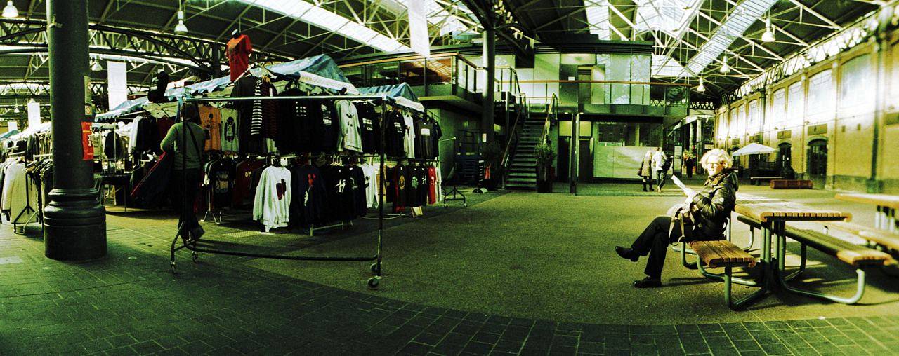 斯皮塔佛德市集（Spitalfields Market） 与巴比肯地铁站相隔不过数站，这座蜚声伦敦的室内市集挤满了咖啡馆、商店和独立摊位，美食广场里更是蒸腾着从东方饺子到南亚豆饼的烟火气。漫步在周边的巷弄，你会发现许多雕塑：大象、山羊，更有 Gillie 与 Marc 那对闻名遐迩的《狗先生与兔太太》雕塑。（Photo by neja ）