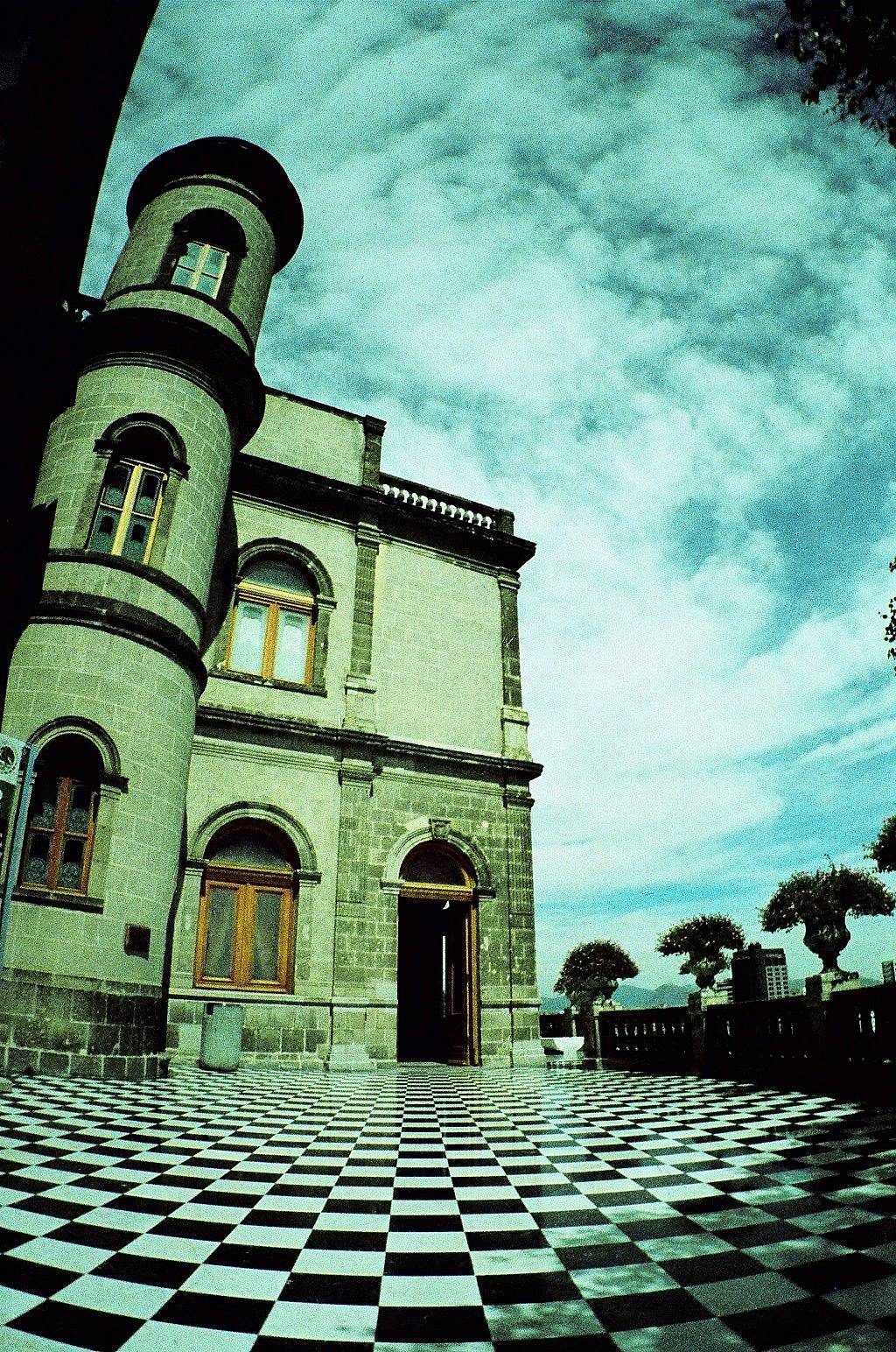 查普尔特佩克城堡 （Castillo de Chapultepec）  坐落在 查普尔特佩克公园 （Chapultepec Park）  的山顶上。这座 18 世纪的宫殿收藏了大量令人惊叹的艺术品和壁画，也是眺望墨西哥城市中心的好地方。城堡海拔 2,325 米（7,628 英尺），是北美为数不多的皇家住所之一。要不要试一张多重曝光照片，把城市天际线叠在城堡的背景上？(Photo by comezone)