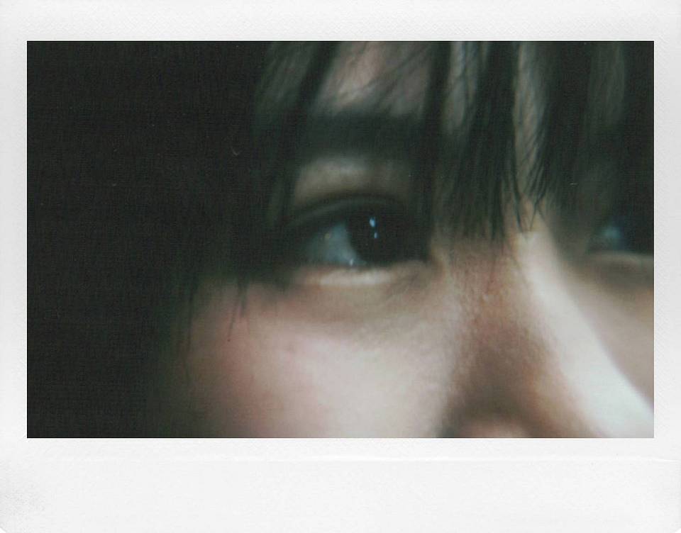 Left: Lomo'Instant Wide 宽幅拍立得相机 (使用近摄镜) | Right: Lomo'Instant Wide Glass 宽幅玻璃镜头拍立得相机 (0.3 米区域对焦)