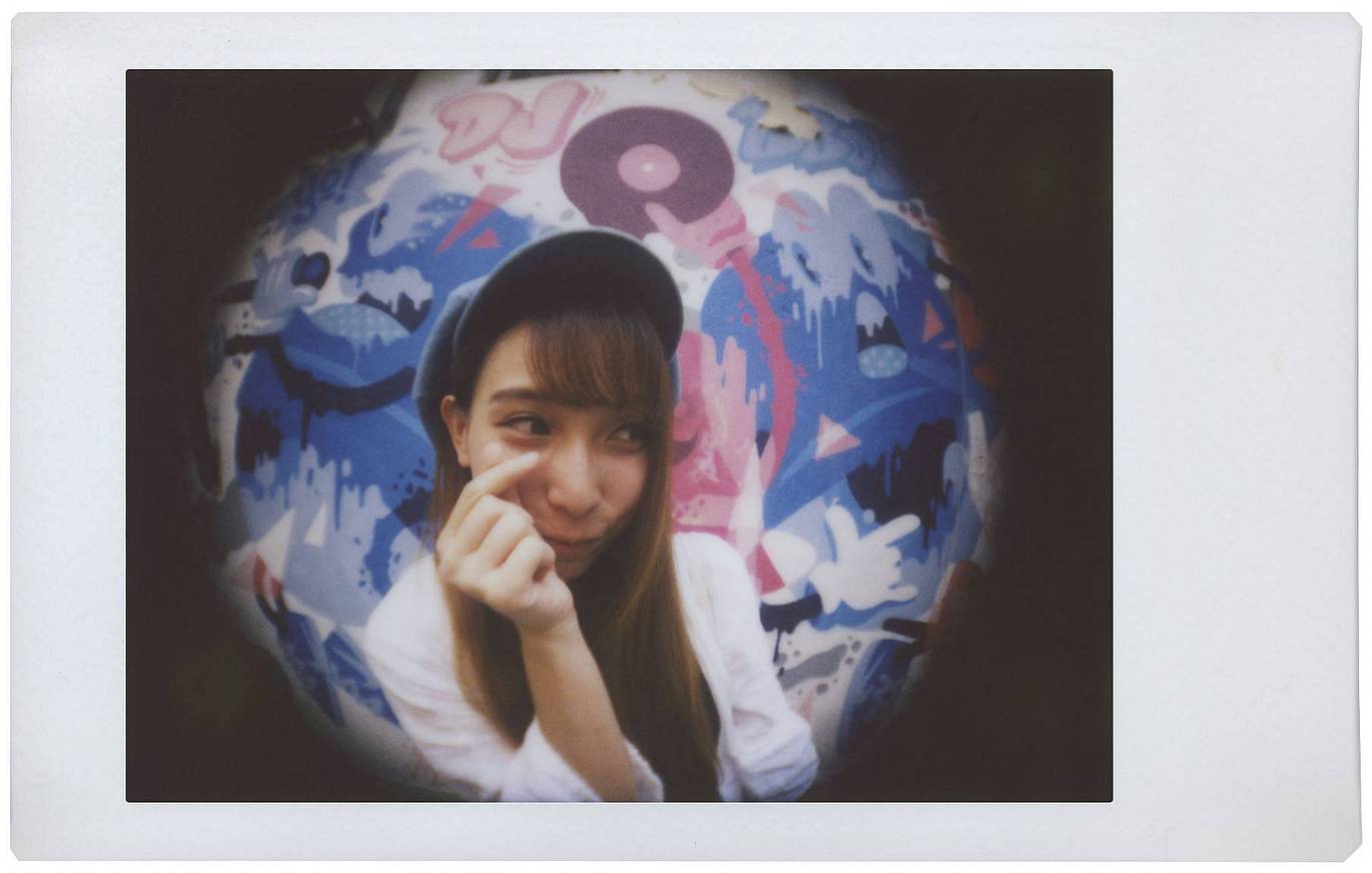 Left:Lomo'Instant 拍立得相机 | Right: Lomo'Instant Automat 自动拍立得相机套装 (使用鱼眼镜头)