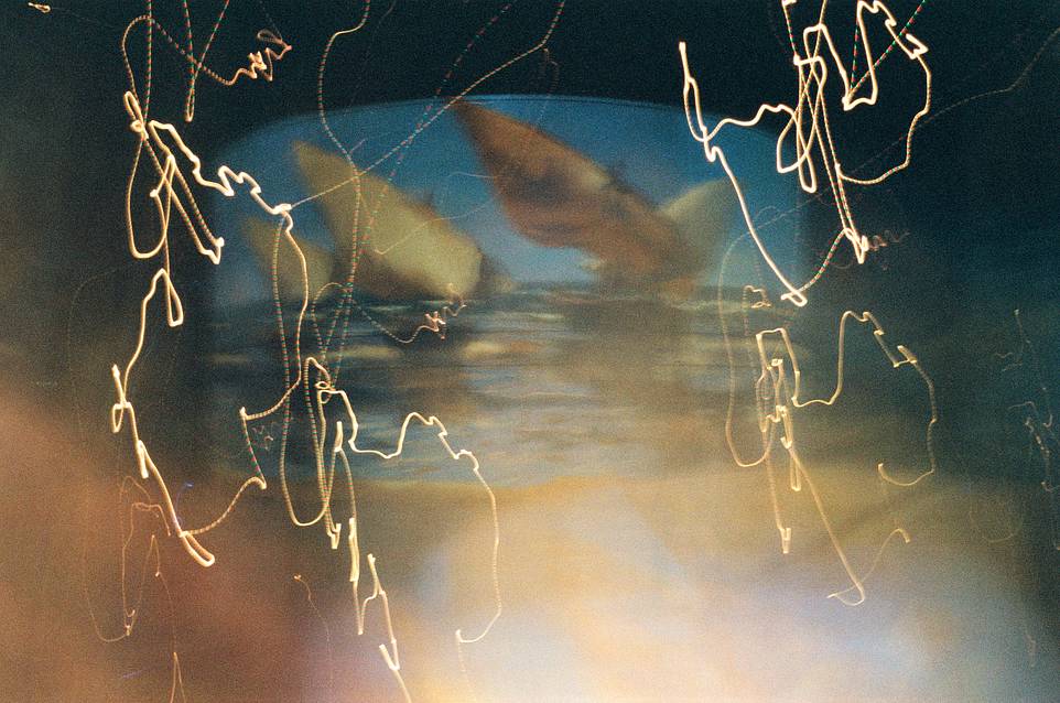 从左上到右下依次为: Wine film soup by yphargomol-lomo, Le Bassins des Lumières by juszezak, La Cité du Vin by berogeitabi and the river of La Garonne by amaiahodge