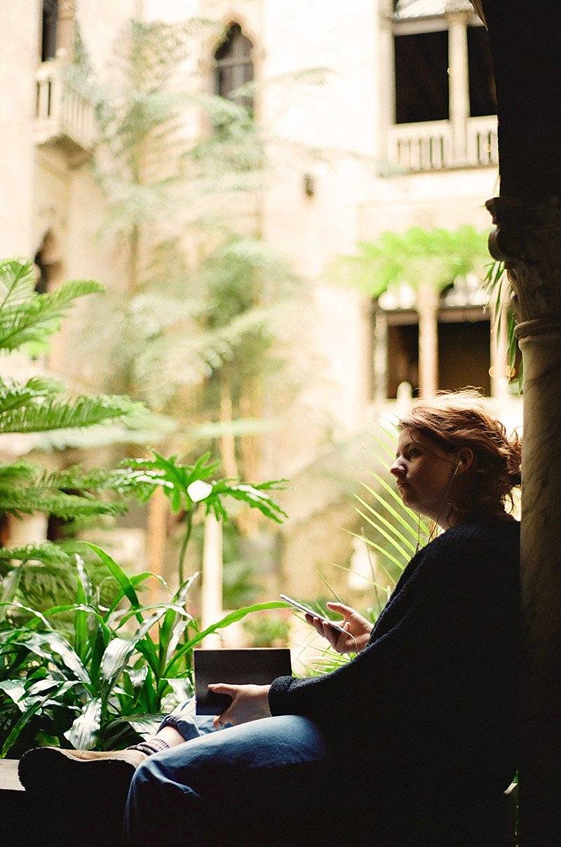 伊莎贝拉·斯图尔特·加德纳博物馆（Isabella Stewart Gardner Museum） 来波士顿，这座博物馆不可错过。它不仅有独特的建筑布局和令人惊叹的艺术收藏，其本身也是一件完整的艺术品——这正是创始人伊莎贝拉·斯图尔特·加德纳的初衷。这里也因一桩轰动一时的艺术盗窃案而闻名，至今仍有13幅画作下落不明。如果去了波士顿美术馆，不妨也顺道来这座博物馆看看，两馆相距不过几步之遥。(Photo by lunluochichu )