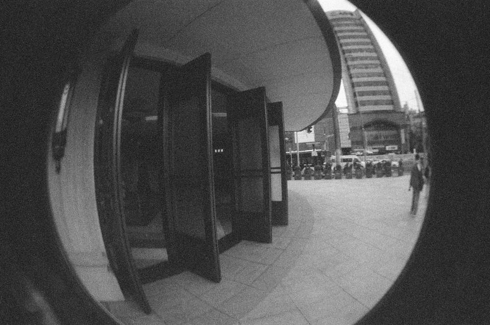 由 Doris 使用Fisheye No.2 135 和Lomography B&amp;W ISO 400 Berlin Kino 135 柏林黑白胶卷 拍摄