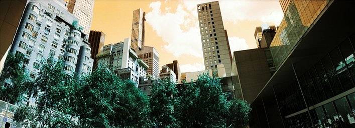 如果你是设计和艺术爱好者， MoMA Design Store 不容错过。从时髦家居用品到创新科技小物，这里的每一件产品都兼具创意与美感。当然，你还可以在这里找到 Lomography 相机与配件！无论是为他人选择馈赠佳品，还是为自己挑选个人珍藏，你都能在这里找到精美好物，让艺术真正融入日常生活。（Photo by vicuna ）